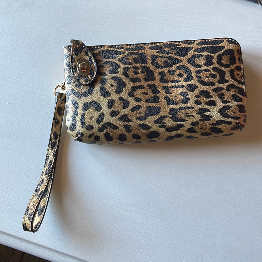 Crossbody purse with removable strap
